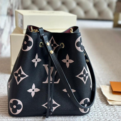 Bolso Bombonera de Cuero Grabado
