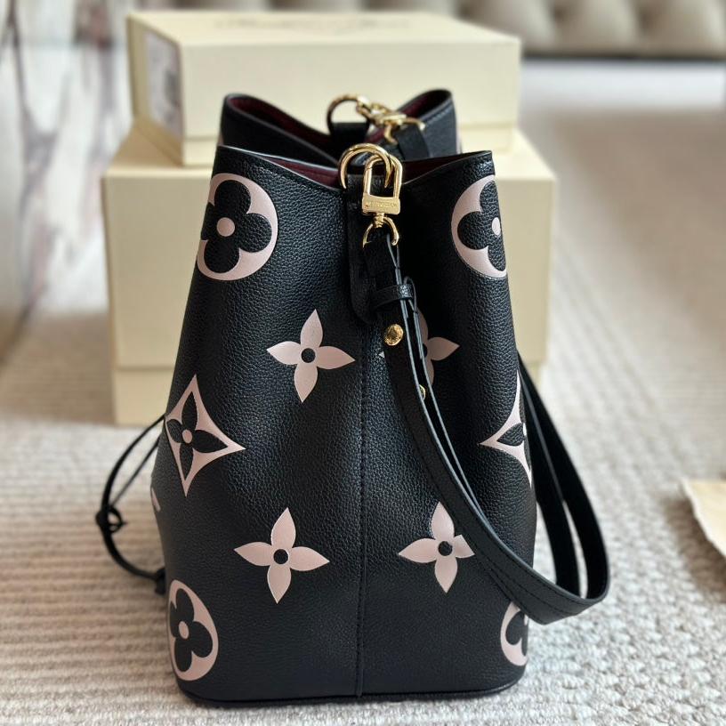 Bolso Bombonera de Cuero Grabado