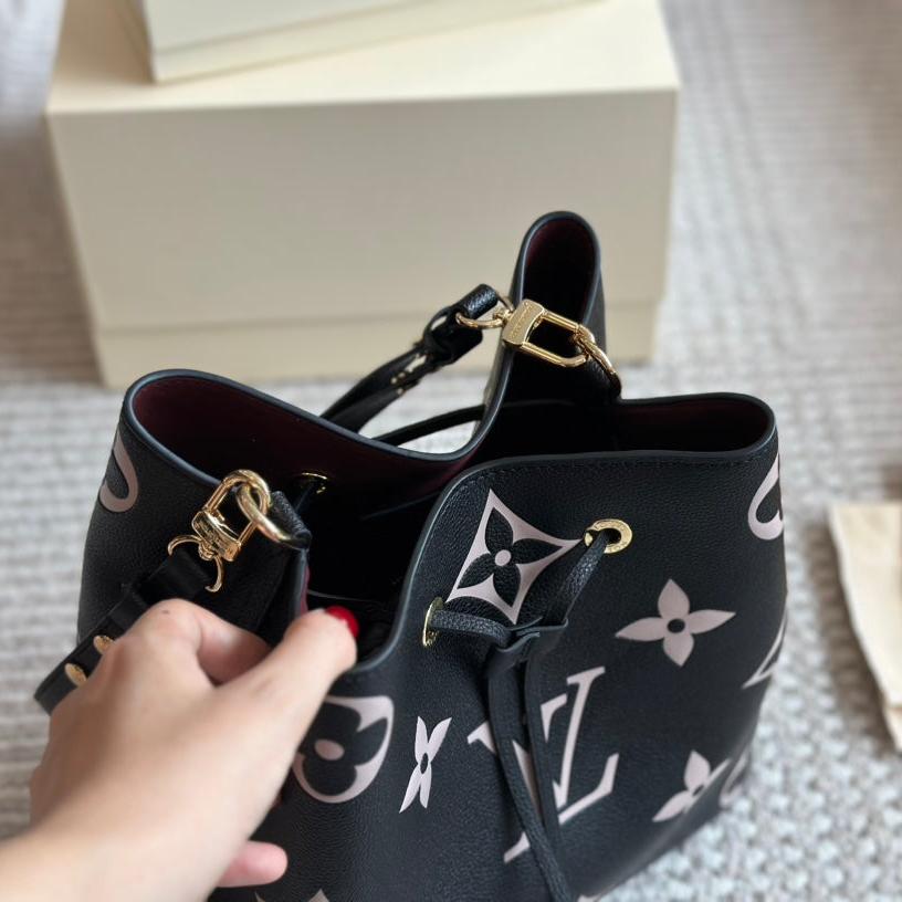 Bolso Bombonera de Cuero Grabado