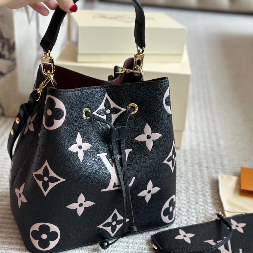 Bolso Bombonera de Cuero Grabado