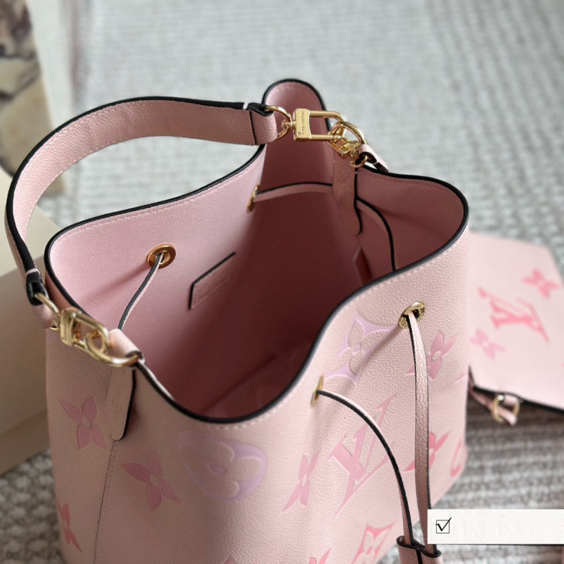 Bolso bombonera de piel rosa grabada