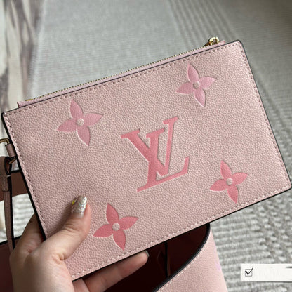 Bolso bombonera de piel rosa grabada