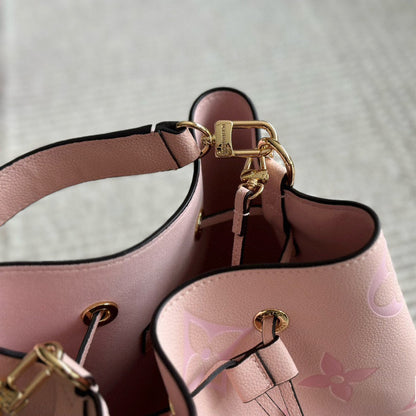 Bolso bombonera de piel rosa grabada