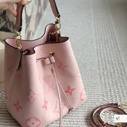 Bolso bombonera de piel rosa grabada
