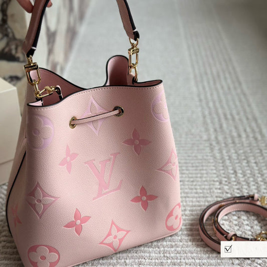 Sac seau en cuir rose embossé