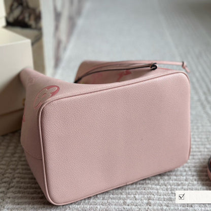 Bolso bombonera de piel rosa grabada