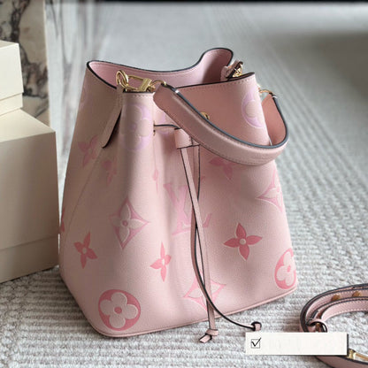 Bolso bombonera de piel rosa grabada