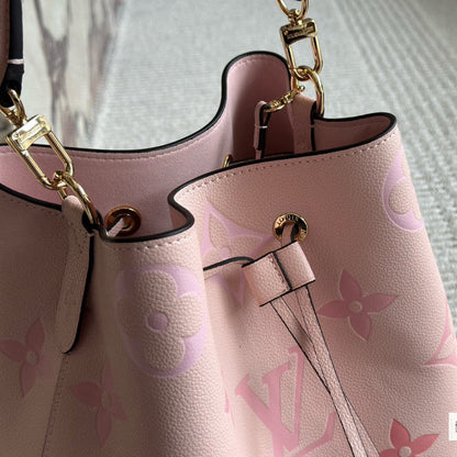 Bolso bombonera de piel rosa grabada