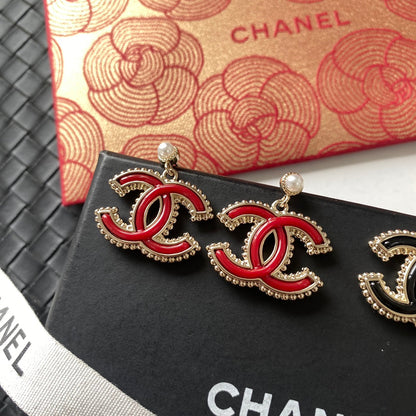 Boucles d'oreilles perles logo en métal
