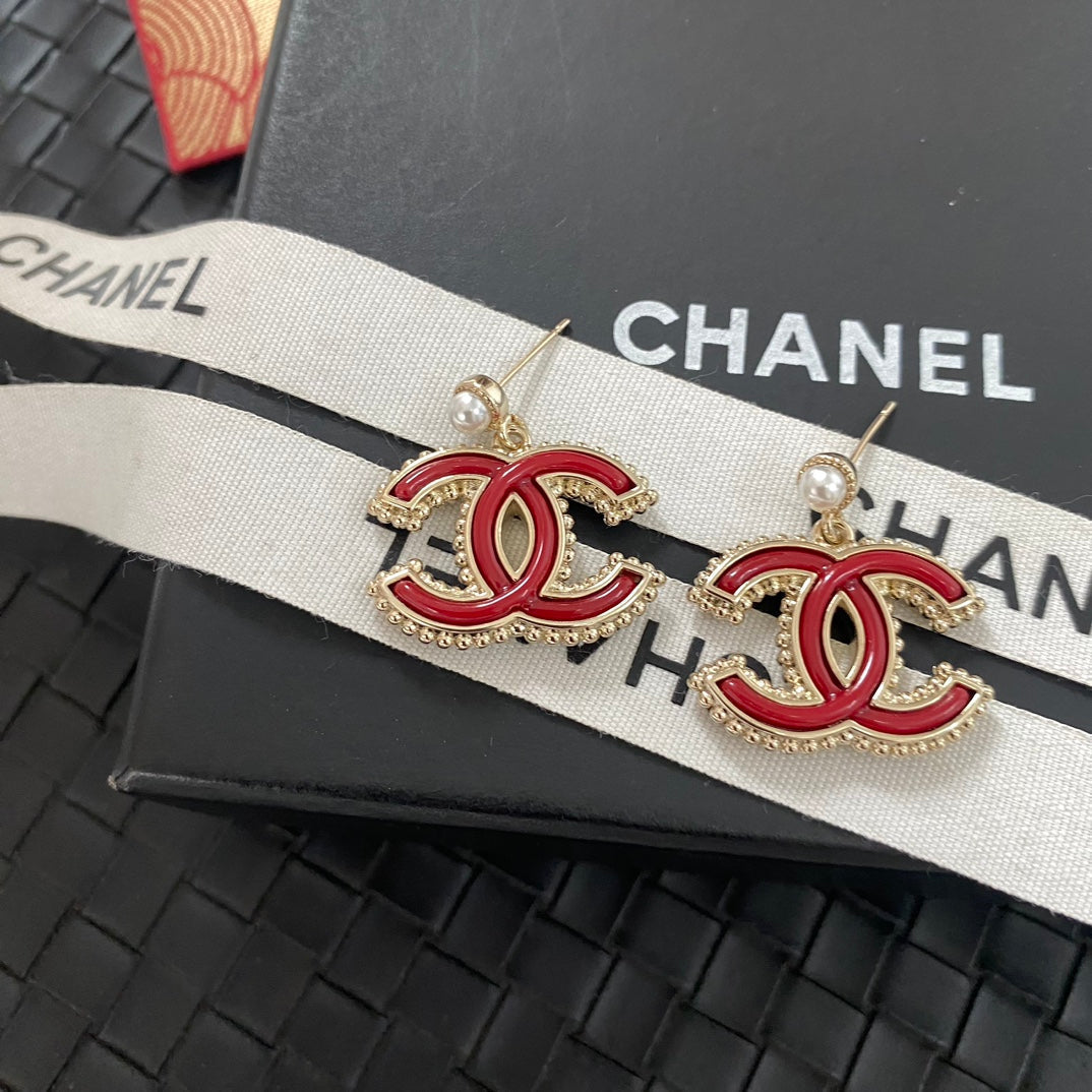 Boucles d'oreilles perles logo en métal