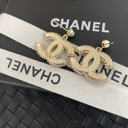 Boucles d'oreilles perles logo en métal