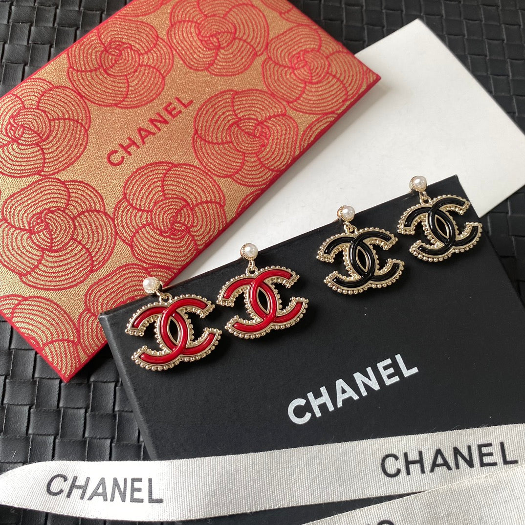 Boucles d'oreilles perles logo en métal