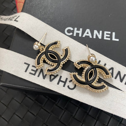 Boucles d'oreilles perles logo en métal