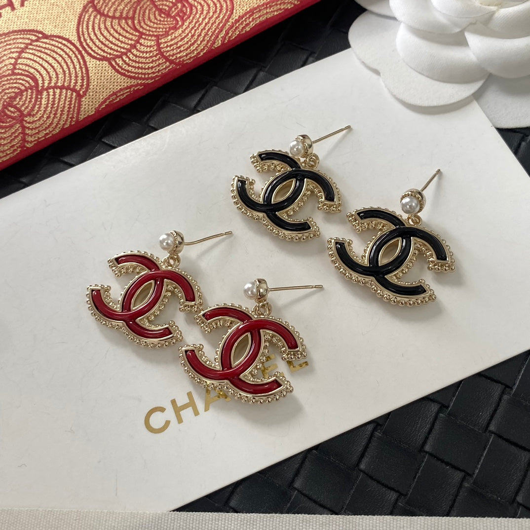 Boucles d'oreilles perles logo en métal