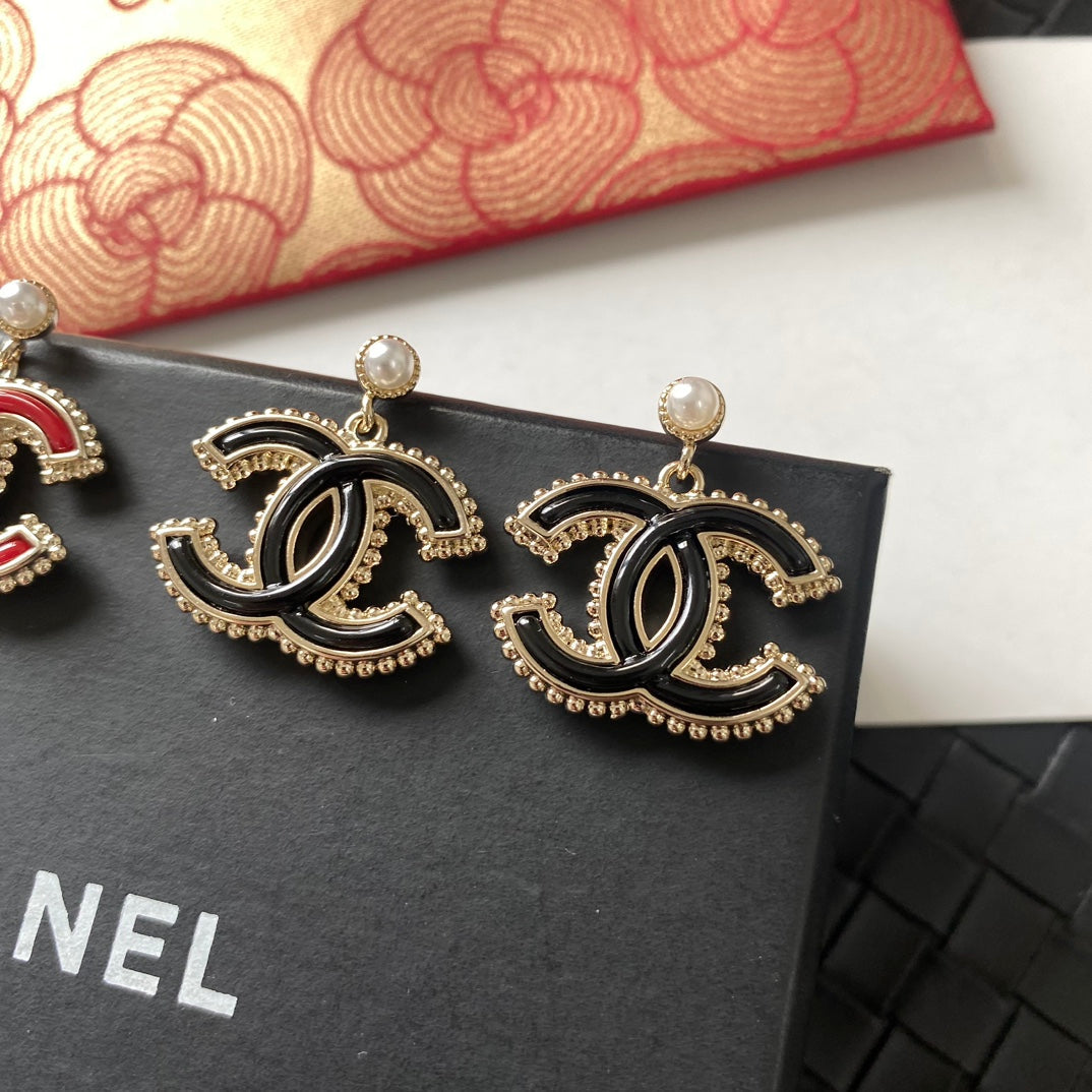 Boucles d'oreilles perles logo en métal
