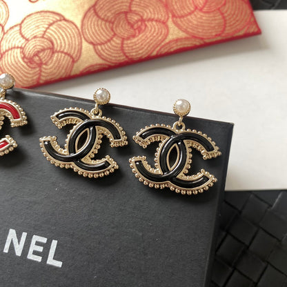 Boucles d'oreilles perles logo en métal