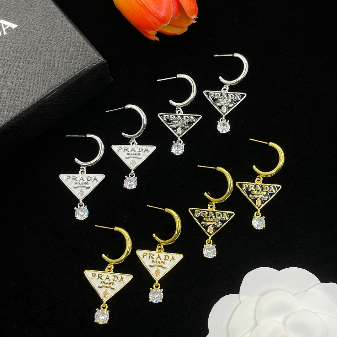Boucles d'oreilles pendantes logo triangle en cristal