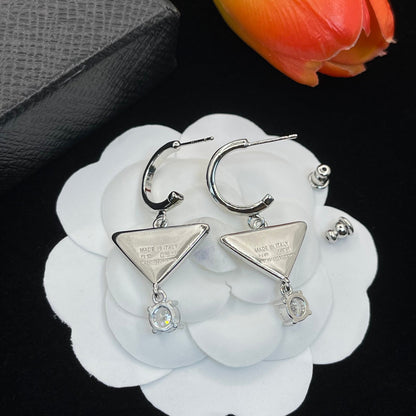Boucles d'oreilles pendantes logo triangle en cristal