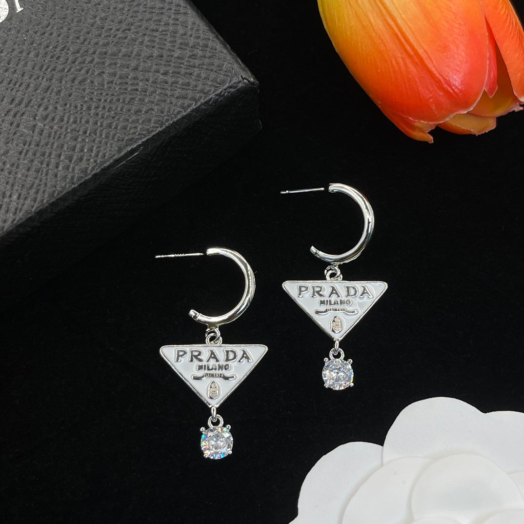 Boucles d'oreilles pendantes logo triangle en cristal