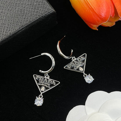 Boucles d'oreilles pendantes logo triangle en cristal