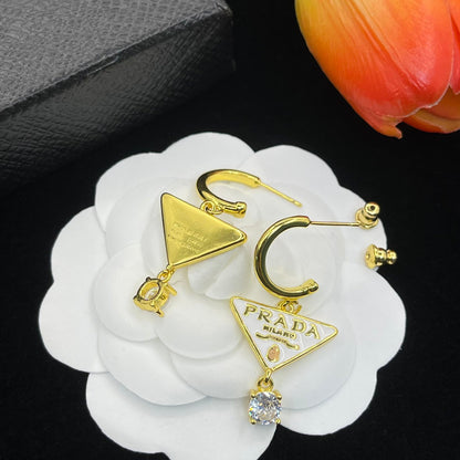 Boucles d'oreilles pendantes logo triangle en cristal