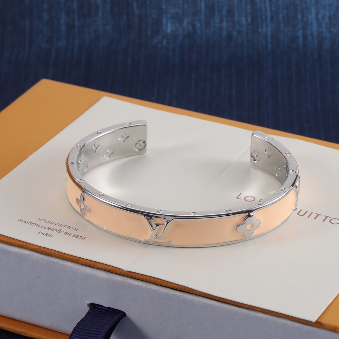 Bracelet ouvert gaufré en émail rose