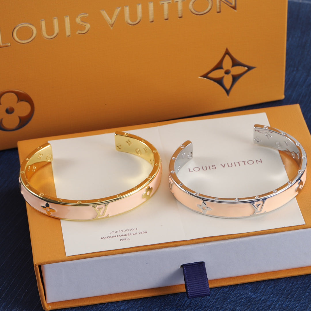 Bracelet ouvert gaufré en émail rose