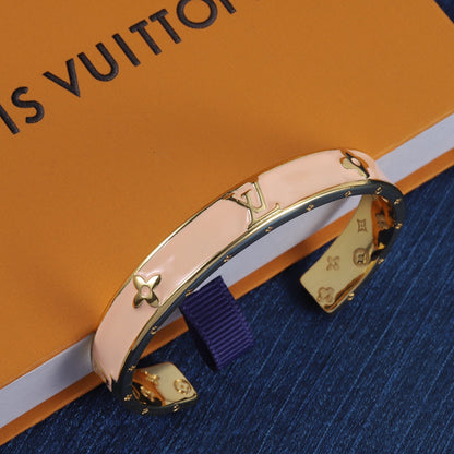 Bracelet ouvert gaufré en émail rose