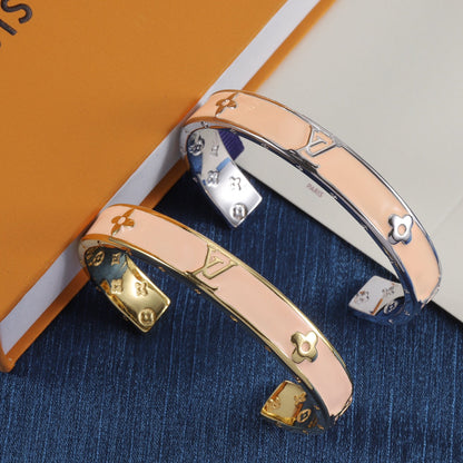 Bracelet ouvert gaufré en émail rose