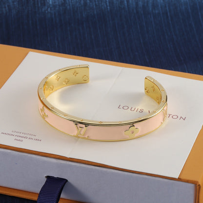 Bracelet ouvert gaufré en émail rose