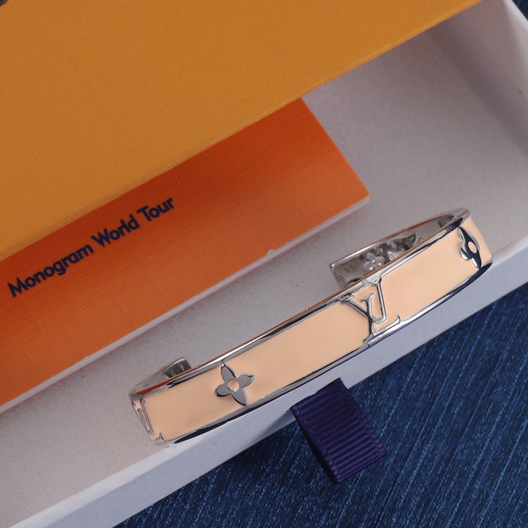Bracelet ouvert gaufré en émail rose