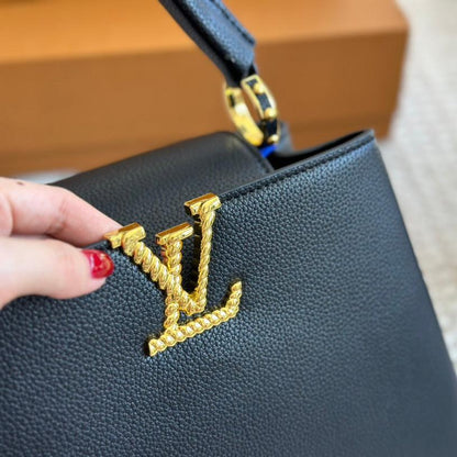 Sac à main Capucines avec logo en métal