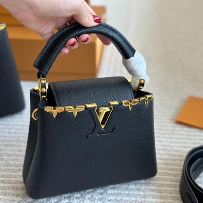 Sac Capucines noir à monogramme en métal
