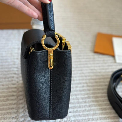 Sac Capucines noir à monogramme en métal