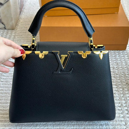 Sac Capucines noir à monogramme en métal