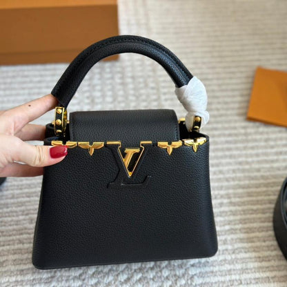 Sac Capucines noir à monogramme en métal
