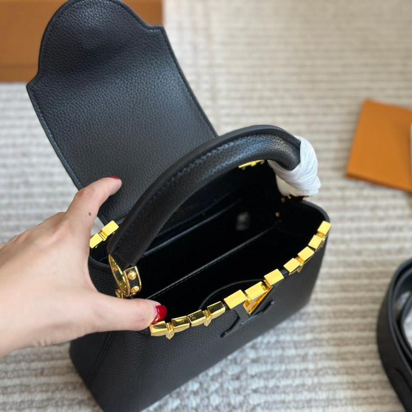 Sac Capucines noir à monogramme en métal