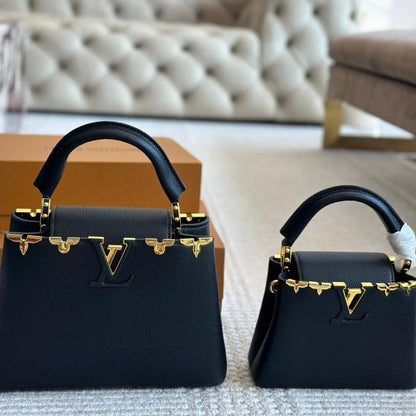 Sac Capucines noir à monogramme en métal