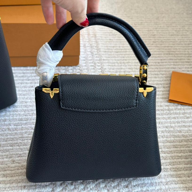 Sac Capucines noir à monogramme en métal