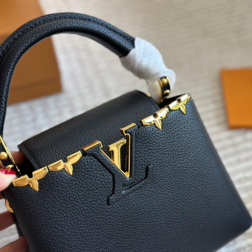 Sac Capucines noir à monogramme en métal