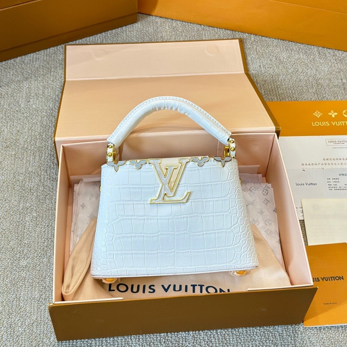 Sac Capucines blanc en cuir motif crocodile