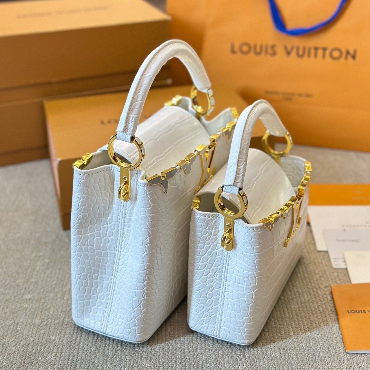 Sac Capucines blanc en cuir motif crocodile