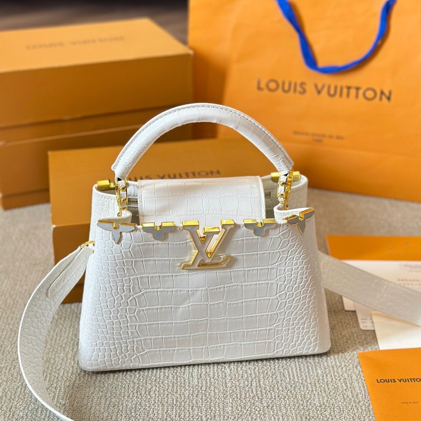 Sac Capucines blanc en cuir motif crocodile
