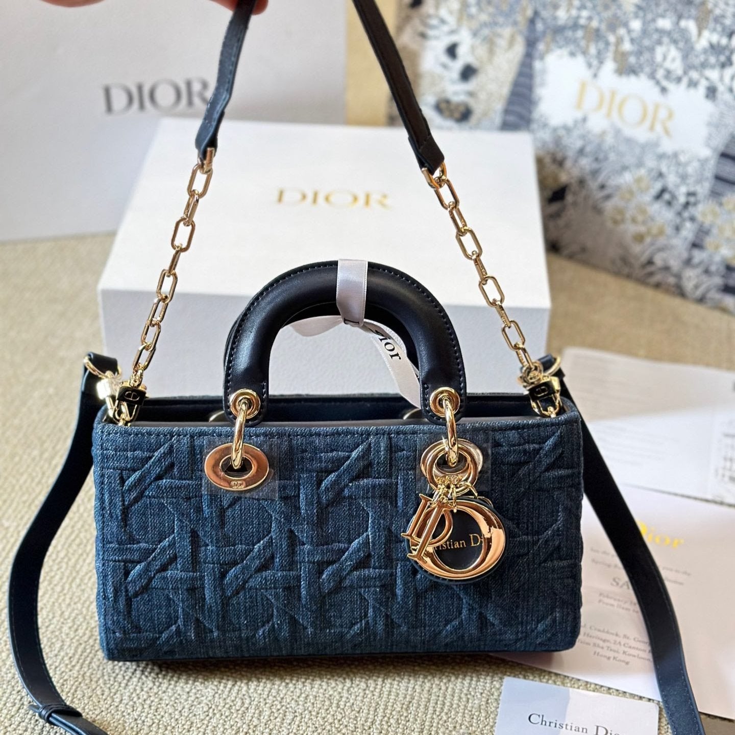 Sac D-Joy moyen en denim Cannage graphique bleu