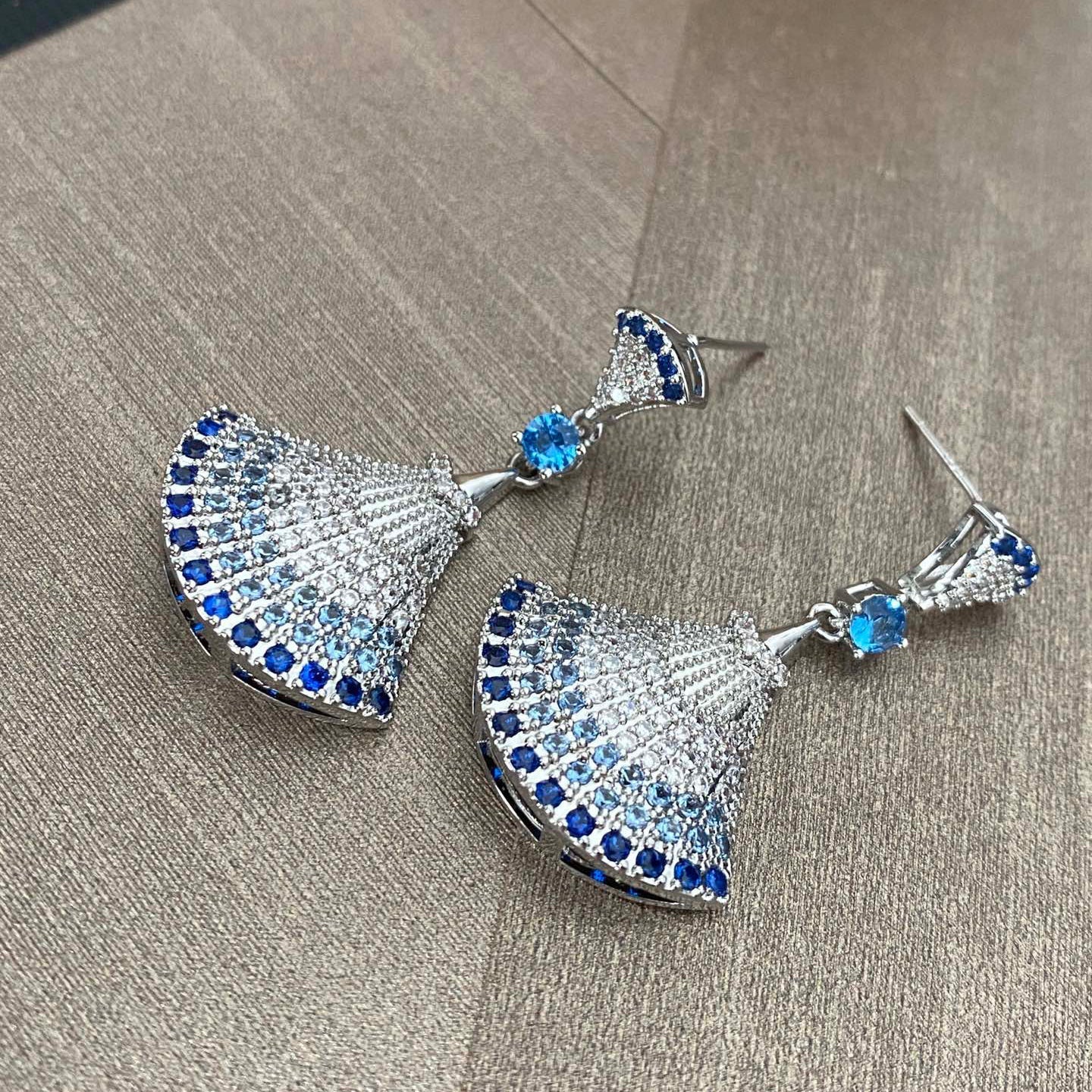 Boucles d'oreilles en éventail entièrement diamantées 2 couleurs