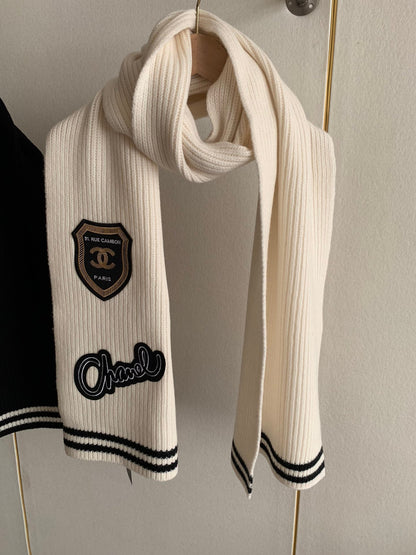 Écharpe tricotée brodée avec badge style preppy