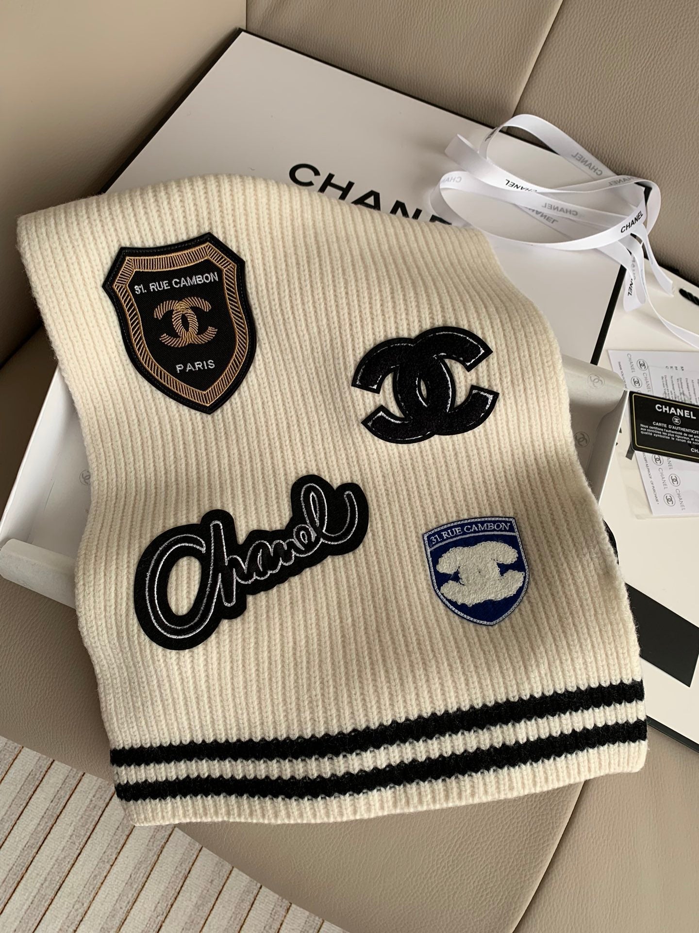 Écharpe tricotée brodée avec badge style preppy