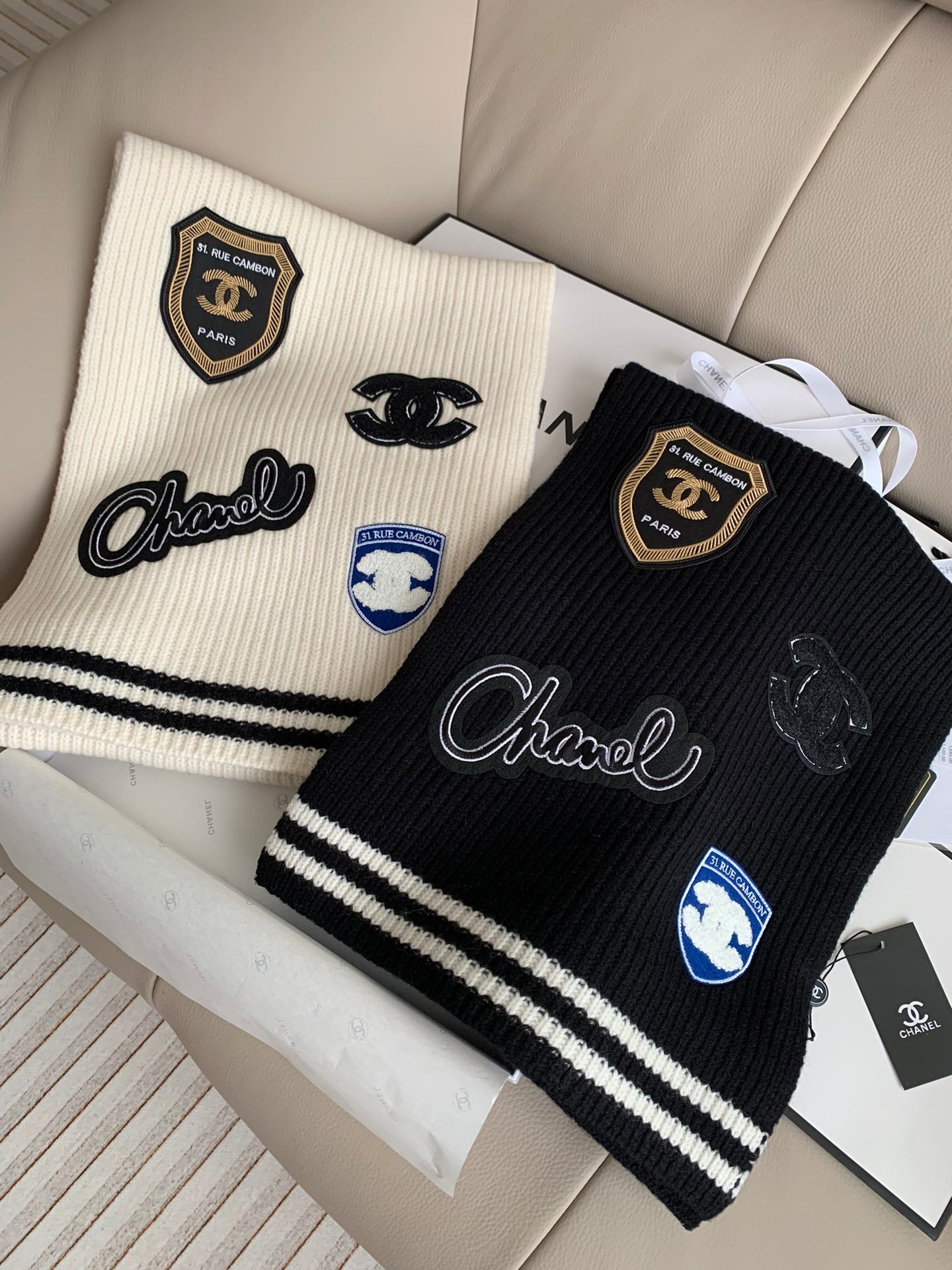 Écharpe tricotée brodée avec badge style preppy
