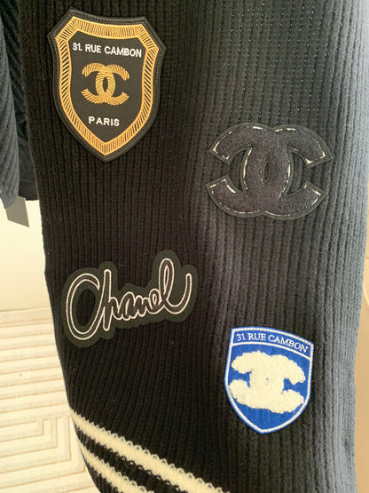 Écharpe tricotée brodée avec badge style preppy