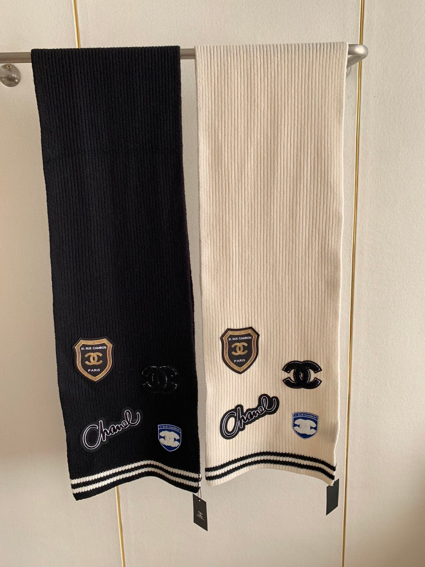 Écharpe tricotée brodée avec badge style preppy
